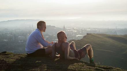 Hoch im Norden. Mitten in Edinburgh steht der Berg Arthur’s Seat. Der Aufstieg dauert 45 Minuten. In der "Trainspotting"-Fortsetzung genießen Ewan McGregor (links) und Ewen Bremner die Aussicht.