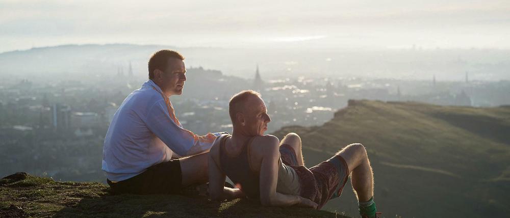 Hoch im Norden. Mitten in Edinburgh steht der Berg Arthur’s Seat. Der Aufstieg dauert 45 Minuten. In der "Trainspotting"-Fortsetzung genießen Ewan McGregor (links) und Ewen Bremner die Aussicht.