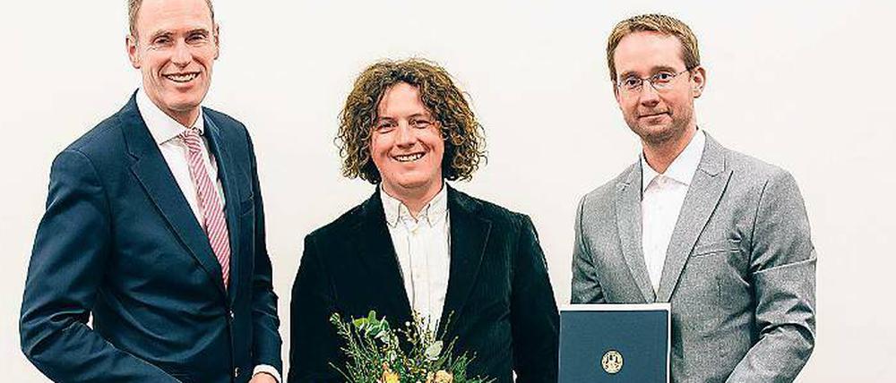 Bei der Preisverleihung: Ulf Tölch (Mitte) und Professor Dirk Ostwald (rechts) mit dem Präsidenten der Freien Universität, Professor Peter-André Alt (links).