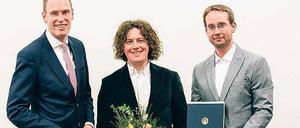 Bei der Preisverleihung: Ulf Tölch (Mitte) und Professor Dirk Ostwald (rechts) mit dem Präsidenten der Freien Universität, Professor Peter-André Alt (links).