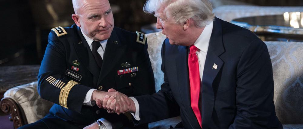 H.R. McMaster (links) wurde von Trump zum neuen Nationalen Sicherheitsberater ernannt.