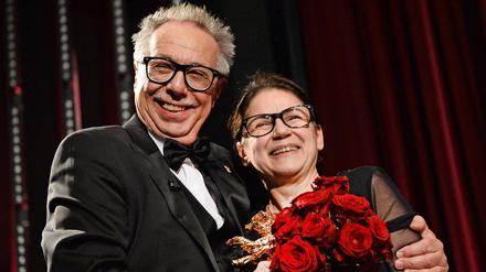 Festival-Chef Dieter Kosslick mit Bären-Gewinnerin Ildikó Enyedi.