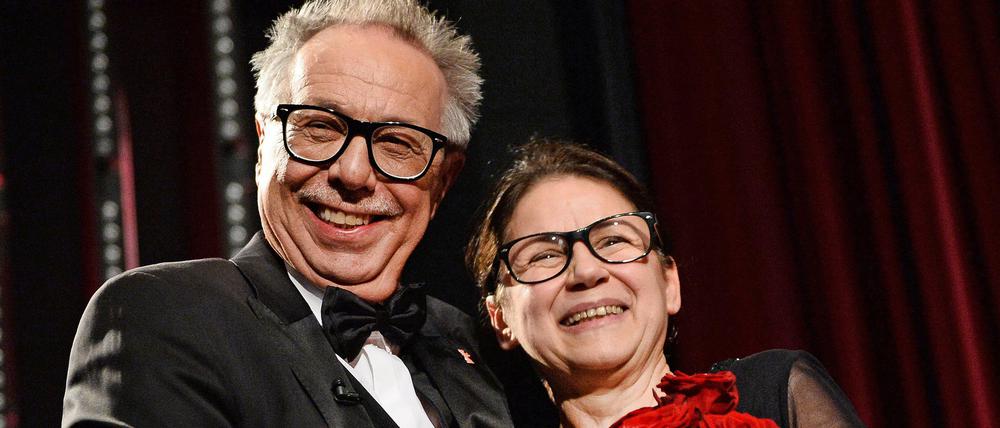 Festival-Chef Dieter Kosslick mit Bären-Gewinnerin Ildikó Enyedi.