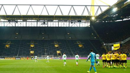 Der BVB bejubelt das 2:0 gegen den VfL Wolfsburg. Im Hintergrund: die leere Südtribüne.