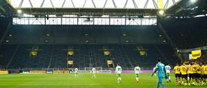 Der BVB bejubelt das 2:0 gegen den VfL Wolfsburg. Im Hintergrund: die leere Südtribüne.