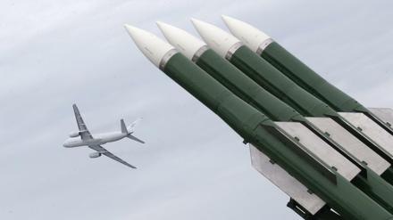 Russische Waffen bei einer Luftfahrtausstellung