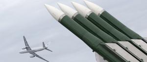 Russische Waffen bei einer Luftfahrtausstellung