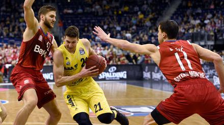 Alba und Dragan Milosavljevic wehrten sich gegen Bayern München (links Maximilian Kleber, rechts Vladimir Lucic) bis zuletzt, verloren aber 70:78.