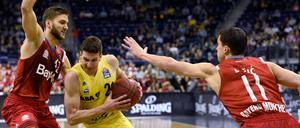 Alba und Dragan Milosavljevic wehrten sich gegen Bayern München (links Maximilian Kleber, rechts Vladimir Lucic) bis zuletzt, verloren aber 70:78.