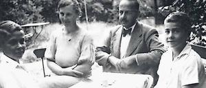 Familienbande. Das Bild zeigt Friedrich Weißler im Juli 1936 im Kreis seiner Familie im Pfarrhaus Plossig. Es handelt sich um die letzte von Weißler überlieferte Aufnahme, im Oktober des Jahres wurde er inhaftiert . 