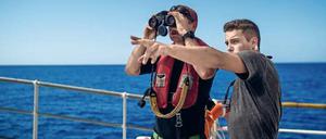 Lebensretter und Jura-Student: Oscar Schaible (rechts) und ein Mitglied des Teams halten auf dem Flüchtlingsrettungsboot "Sea-Watch 2" vor der libyschen Küste nach Flüchtlingsbooten Ausschau.