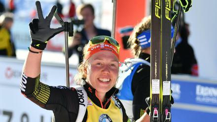 Dreimal Gold. Laura Dahlmeier jubelt im Zielbereich. 