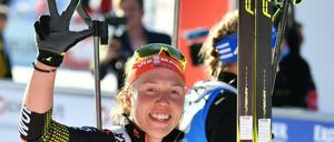 Dreimal Gold. Laura Dahlmeier jubelt im Zielbereich. 