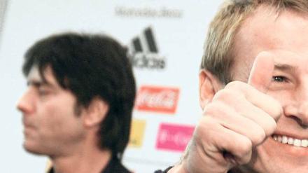 Vom Hintergrund in den Vordergrund. Als der Chef-Nationaltrainer Jürgen Klinsmann ging, übernahm Joachim Löw die Stelle. 