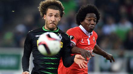 Fabian Johnson läuft Carlos Sanchez davon, aber letztlich doch hinterher.