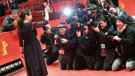 Im Blitzlichtgewitter: Die ungarische Autorin und Regisseurin Ildikó Enyedi wird für ihren Film mit dem Goldenen Bären ausgezeichnet. 