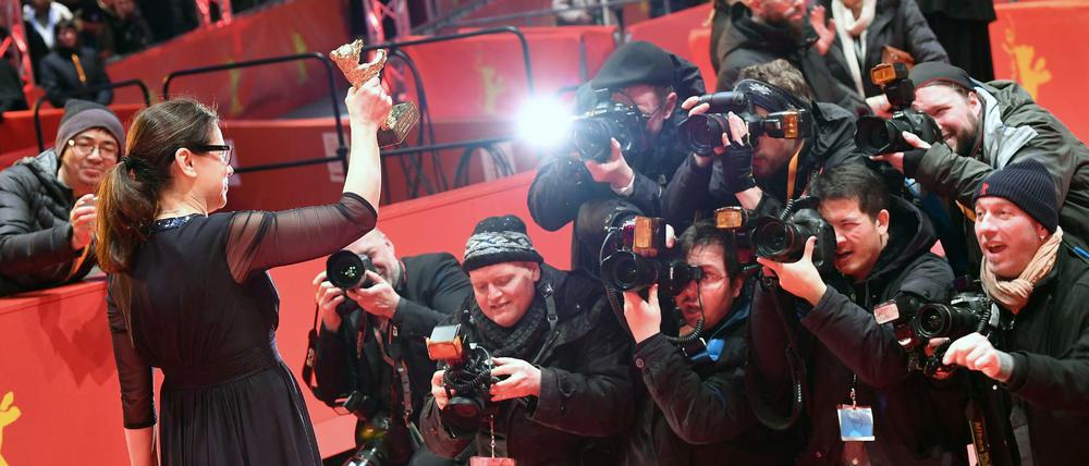 Im Blitzlichtgewitter: Die ungarische Autorin und Regisseurin Ildikó Enyedi wird für ihren Film mit dem Goldenen Bären ausgezeichnet.