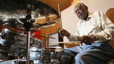 Einer der meistgesampelten Schlagzeuger der Geschichte. Clyde Stubblefield, hier am 04.09.2015 im Sonic Studio in Madison (USA), ist vergangenen Samstag gestorben.