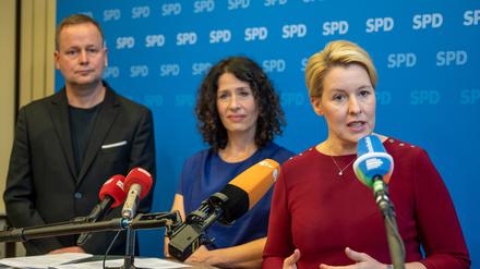 Franziska Giffey, Landesvorsitzende der Berliner SPD, Bettina Jarasch, Spitzenkandidatin von Bündnis 90/Die Grünen und Klaus Lederer (Die Linke), Berlins Kultursenator bei einem Pressestatement