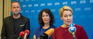 Franziska Giffey, Landesvorsitzende der Berliner SPD, Bettina Jarasch, Spitzenkandidatin von Bündnis 90/Die Grünen und Klaus Lederer (Die Linke), Berlins Kultursenator bei einem Pressestatement