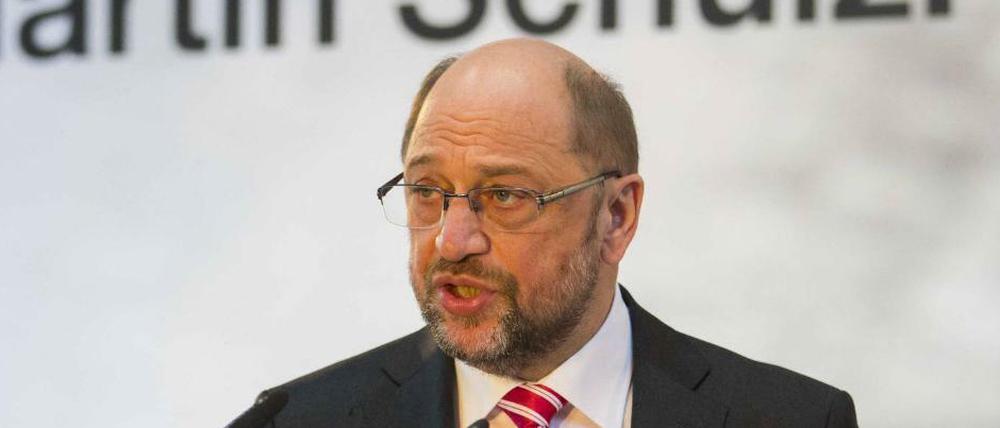 Martin Schulz redet in der Gollan-Kulturwerft in Lübeck.