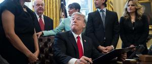 Was hat er denn nun wieder unterschrieben? Der bisherige Amtsführung von US-Präsident Trump wird durchaus als verwirrend empfunden.