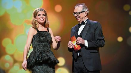 Adieu für dieses Jahr: Moderatorin Anke Engelke und Festivalchef Dieter Kosslick verabschiedeten die Gewinner in einen genussvollen Feier-Abend.