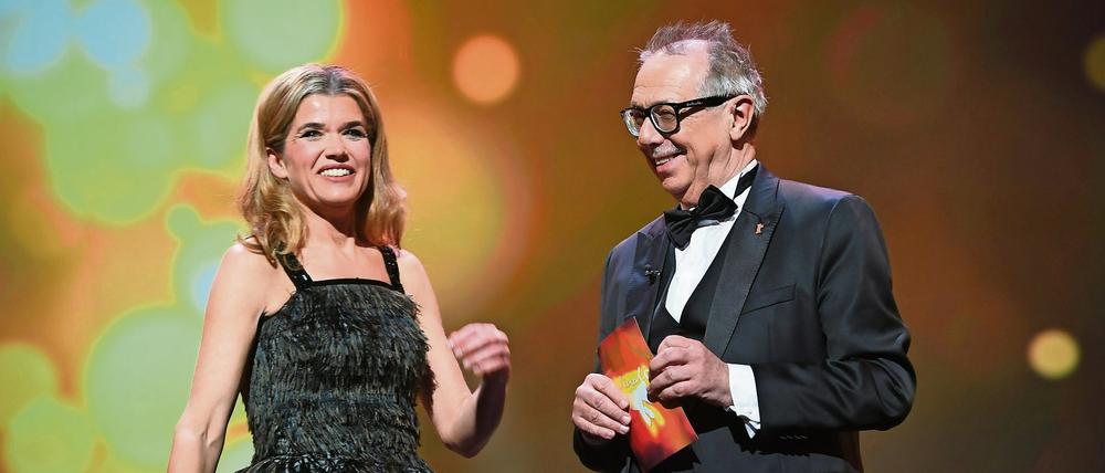 Adieu für dieses Jahr: Moderatorin Anke Engelke und Festivalchef Dieter Kosslick verabschiedeten die Gewinner in einen genussvollen Feier-Abend.