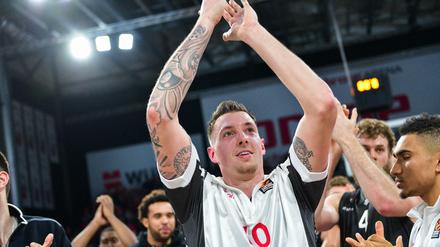 Sieg im vierten Anlauf. Daniel Theis konnte endlich den Pokalsieg feiern.