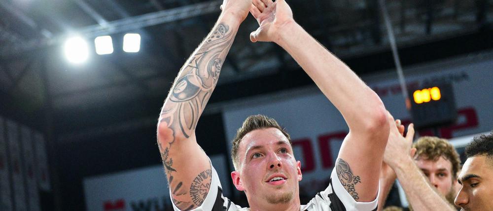 Sieg im vierten Anlauf. Daniel Theis konnte endlich den Pokalsieg feiern.