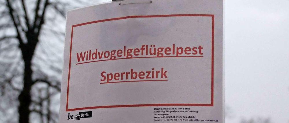 Hinweisschilder an den Zufahrtsstraßen markieren das Sperrgebiet.