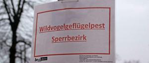 Hinweisschilder an den Zufahrtsstraßen markieren das Sperrgebiet.