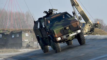Ein gepanzerter Transporter des Modells Dingo.