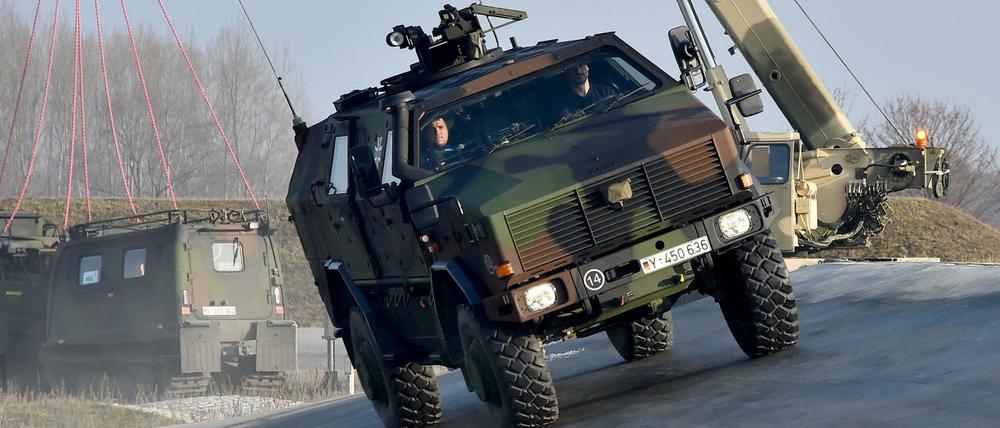 Ein gepanzerter Transporter des Modells Dingo.