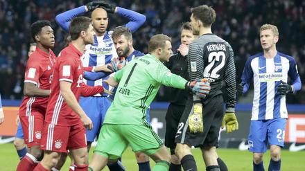 Patrick Ittrich hatte am Ende richtig viel zu tun bei Hertha gegen Bayern.