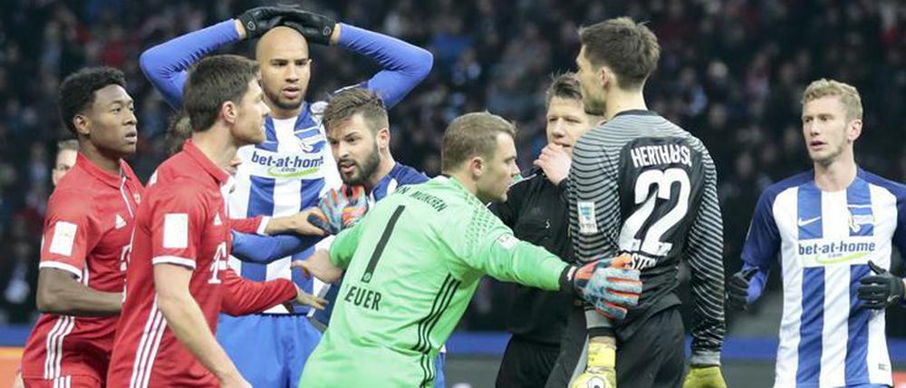 Patrick Ittrich hatte am Ende richtig viel zu tun bei Hertha gegen Bayern.