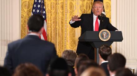Donald Trump beantwortet die Frage eines Journalisten bei einer Pressekonferenz im Weißen Haus.