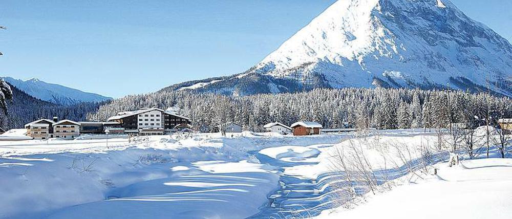 Die Leutasch ist kein Ort, sondern eine Gemeinde aus 23 Dörfern und Weilern in einem Hochtal. Im Bild das zentral gelegene Weidach und die Hohe Munde (2662 Meter).