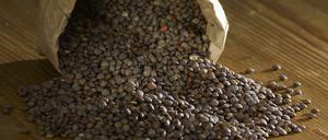 Puy Linsen kommen aus der französischen Auvergne. Die edle Sorte eignet sich hervorragend für Salate.