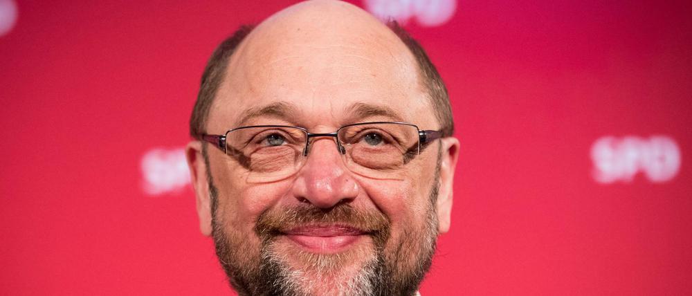 Ihm gefällt das. Der SPD-Kanzlerkandidat ist laut dem Politbarometer erstmal vor Merkel. 