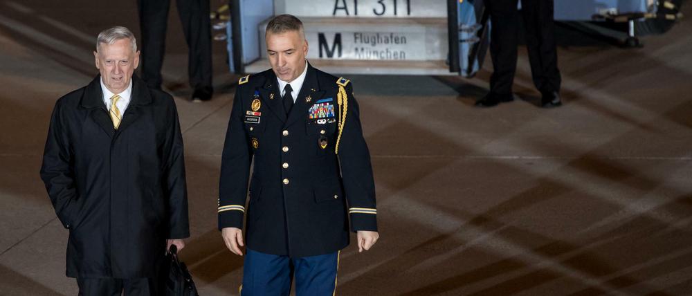 US-Verteidigungsminister James Mattis (l) wird am Donnerstag am Flughafen in München von Verteidigungsattache Terry Anderson begrüßt. Mattis nimmt an der Münchner Sicherheitskonferenz teil, die vom 17.02.-19.02.2017 in München stattfindet.
