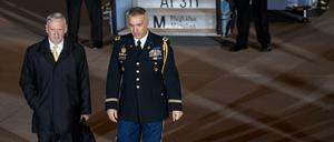 US-Verteidigungsminister James Mattis (l) wird am Donnerstag am Flughafen in München von Verteidigungsattache Terry Anderson begrüßt. Mattis nimmt an der Münchner Sicherheitskonferenz teil, die vom 17.02.-19.02.2017 in München stattfindet.