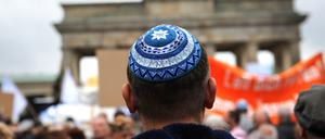 Die Kundgebung «Steh auf! Nie wieder Judenhass!» des Zentralrats der Juden in Deutschland vor dem Brandenburger Tor in Berlin.