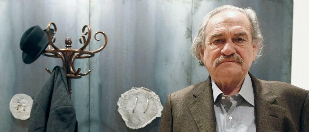 Jannis Kounellis (1936 bis 2017) vor einem seiner Werke.