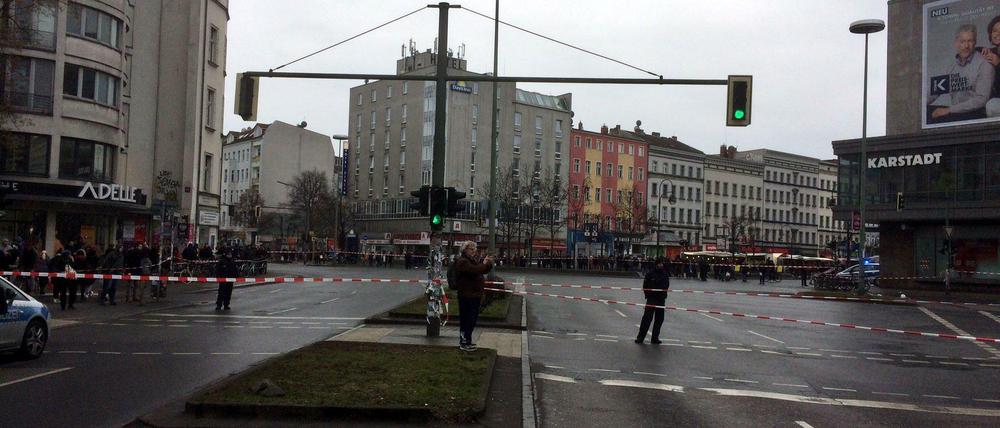 Zwei Stunden war die Urbanstraße am Hermannplatz gesperrt. Grund war - mal wieder - ein verdächtiger Koffer. 
