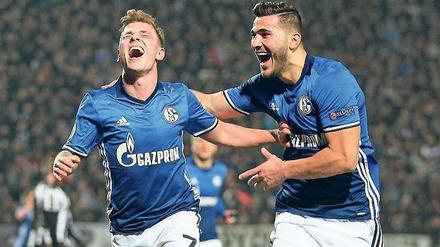 Achtelfinale in Sicht. Meyer und Kolasinac feiern ein Tor im Hinspiel. 