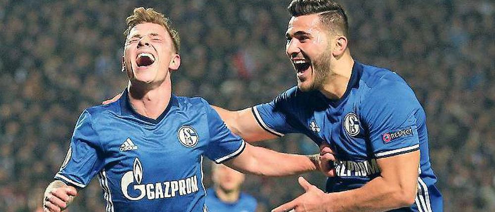 Achtelfinale in Sicht. Meyer und Kolasinac feiern ein Tor im Hinspiel. 