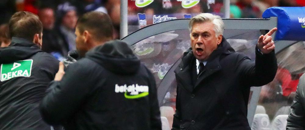 Carlo Ancelotti (re.) ließ sich mitreißen von den Emotionen beim Spiel zwischen Hertha und Bayern. Der Trainer der Münchner kam nach einer obszönen Geste aber mit einer Geldstrafe davon.