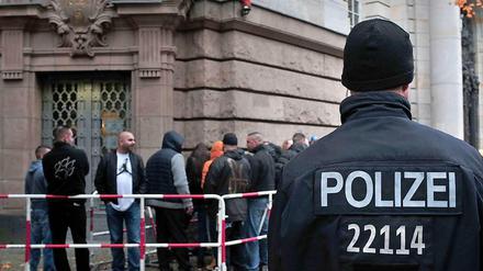 Polizei und Besucher vor dem Gerichtssaal in Berlin-Moabit.