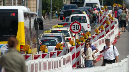 So wie auf diesem Bild in der Invalidenstraße könnte sich auch bald in Reinickendorf immer wieder baustellenbedingter Stau bilden. 
